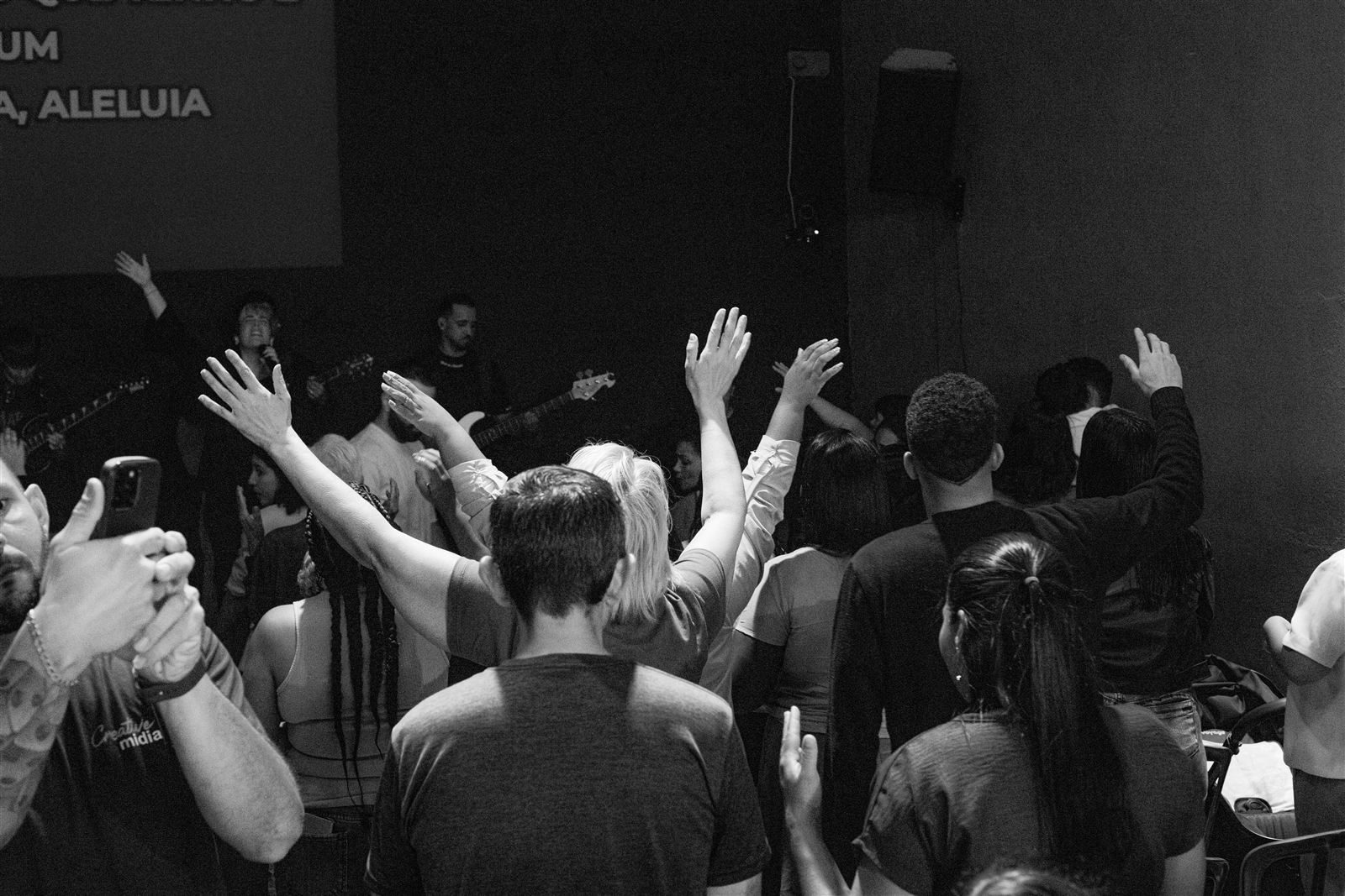 Congregação de mãos levantadas durante o louvor