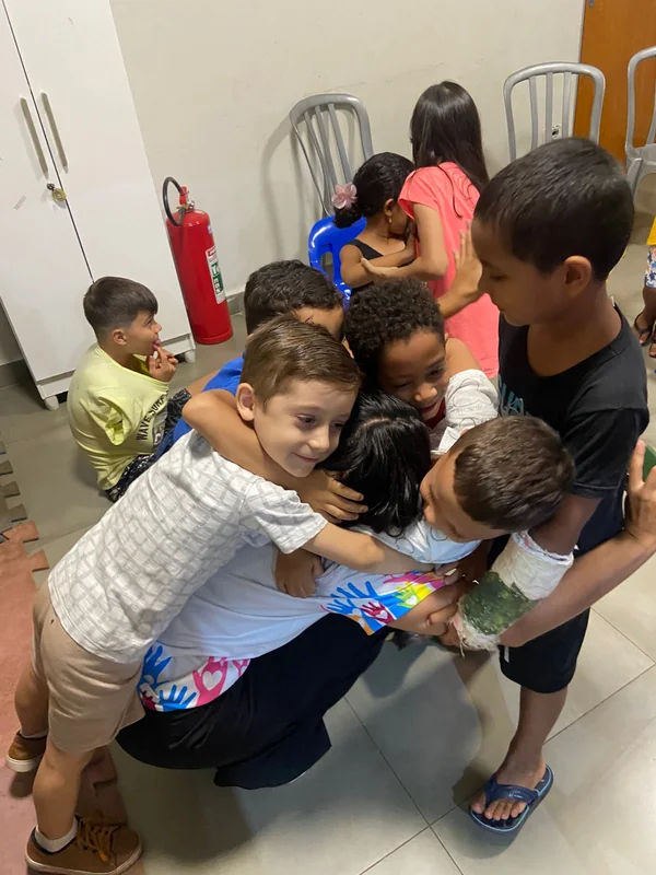 Crianças do Ministério Infantil num abraço coletivo