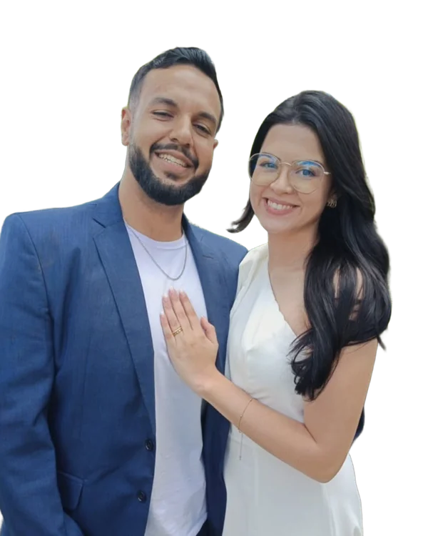 Mikéias e Bruna, líderes de jovens, sorrindo juntos